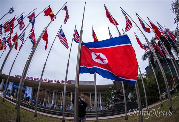 북미정상회담을 3일 앞 둔 24일 오후 베트남 하노이에 마련된 미디어 센터 국기봉에 인공기가 계양되고 있다.