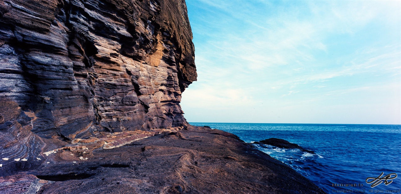 절벽과 바다 (SW612/Ektar100)응회암 절벽은 일반적인 퇴적 지층과 보다 풍화된 모양새가 다양하다.