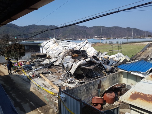 (왼쪽) 노승인 전 부장의 주택, (오른쪽) 옆집 어르신댁 집 내부도 전소됐다.