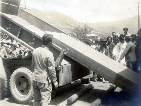1947년 서울서 찾아온 대첩비를 미군용 트럭에서 내리고 있는 장면. 주철희 저 『일제 강점기, 여수를 말한다』 에서