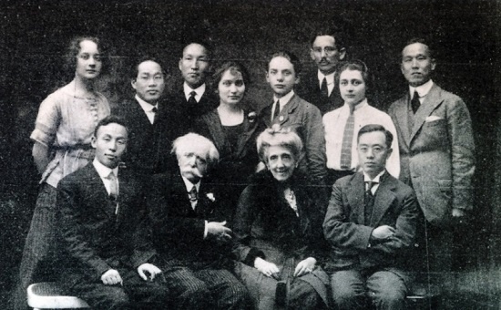 1919년 3월, 파리강화회의에 참석한 김규식(앞줄 오른쪽 첫 번째).