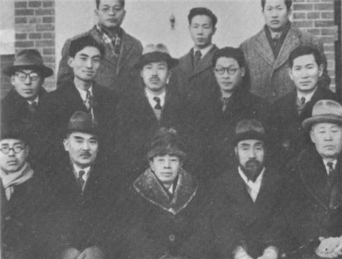 1946년 좌우합작위원회. 가운데가 김규식이고 오른쪽은 김붕준과 안재홍.