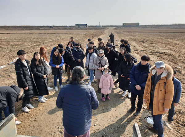  이날 먹이나누기에는 서령고 생물동아리, 중앙고 환경동아리 학생들과 서.태안환경련 회원들이 참가했으며, 특히 천수만 지킴이 김신환 원장을 비롯해 새 전문가들의 5분 특강등 의미있는 시간이 이어졌다.