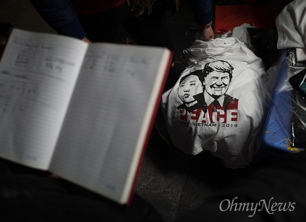 김정은-트럼프 '평화 티셔츠' 만드는 베트남
