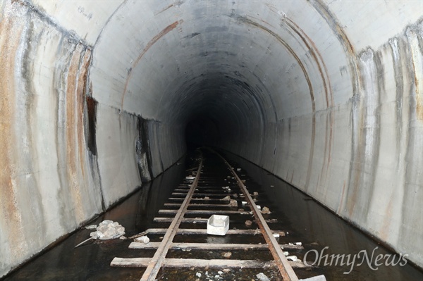 쌍굴철도 터널은 또 다른 일제강점기 유적인 화전동 일본군 주둔지와 더불어 경의선 화전역 및 조차장과 부근에 위치해 소위 '경의선 철도라인' 관련 유적인 것으로 확인됐다.