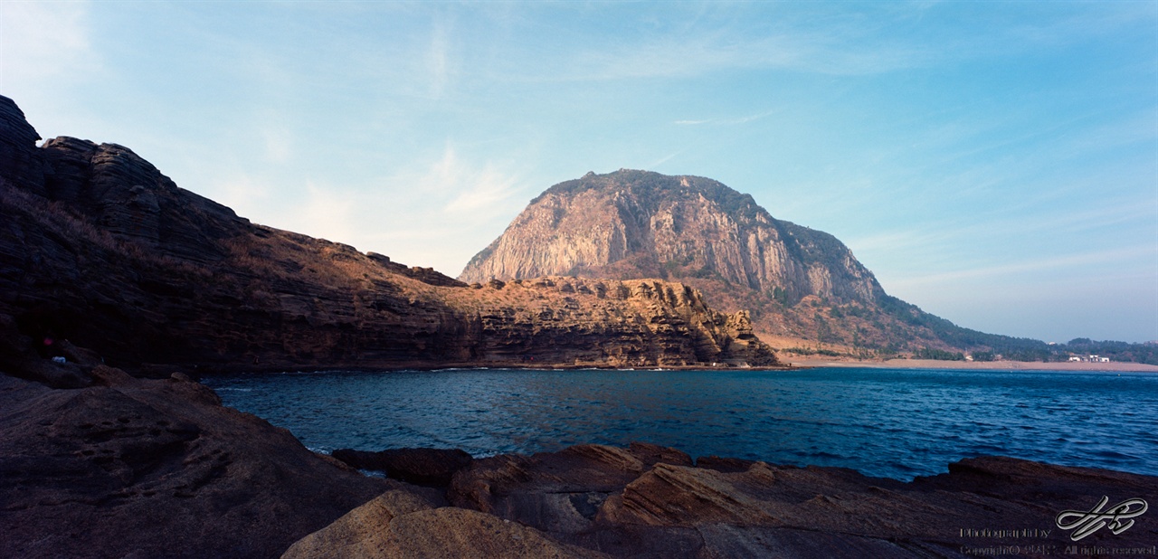 용머리해안과 산방산 (SW612/Pro400H)용머리해안 산책의 가장 극적인 순간. 절벽을 돌아 만나는 산방산의 모습. 