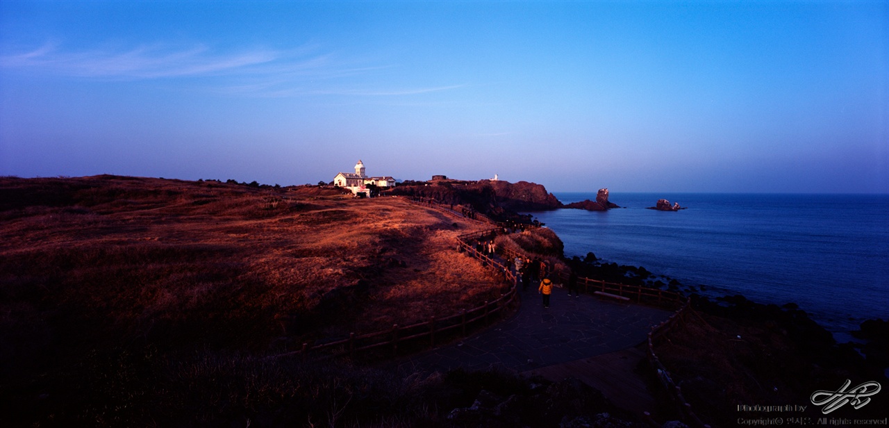 저녁, 섭지코지 (SW612/Ektar100)저녁 햇살을 받고 있는 섭지코지의 모습. 예전에 있었던 올인하우스는 과자집으로 바뀌었다.주변과의 조화는, 글쎄.