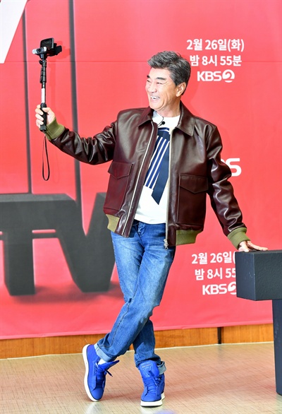  68세의 이덕화가 1인 방송에 도전한다. 25일 오후 서울 여의도 KBS 사옥에서 KBS 2TV '덕화티비'의 제작발표회가 열렸다. 