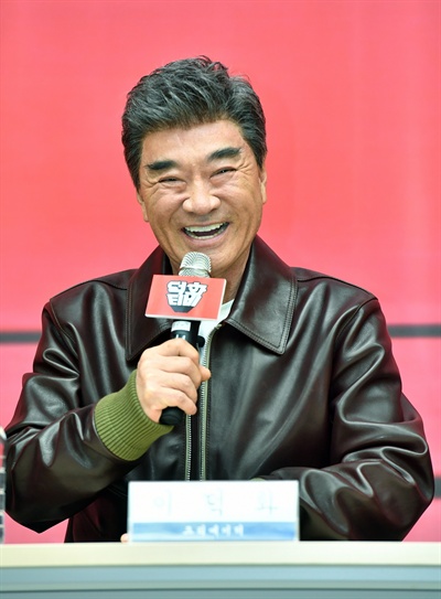  68세의 이덕화가 1인 방송에 도전한다. 25일 오후 서울 여의도 KBS 사옥에서 KBS 2TV '덕화티비'의 제작발표회가 열렸다. 