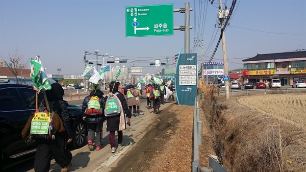 임진각을 향한 탈핵 순례길 위의 사람들 2019 탈핵 순례 마지막 날 파주 금촌2동 성당에서 출발하어 임진각을 향해 탈핵 순례길을 이었다