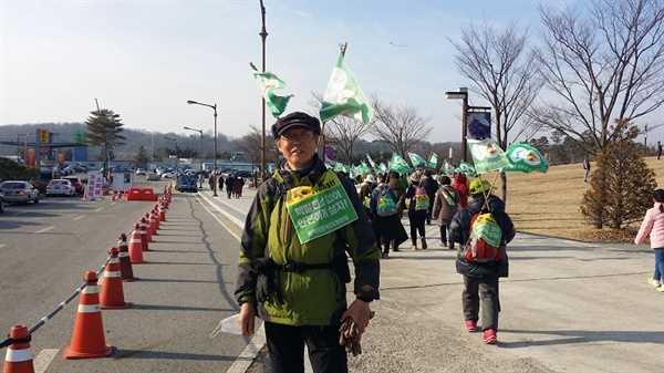 탈핵순례를 완주한 박보영 전직 초등교장 32일 간의 제주-임진각 구간을 완주한 74세의 박보영 전직 초등학교 교장