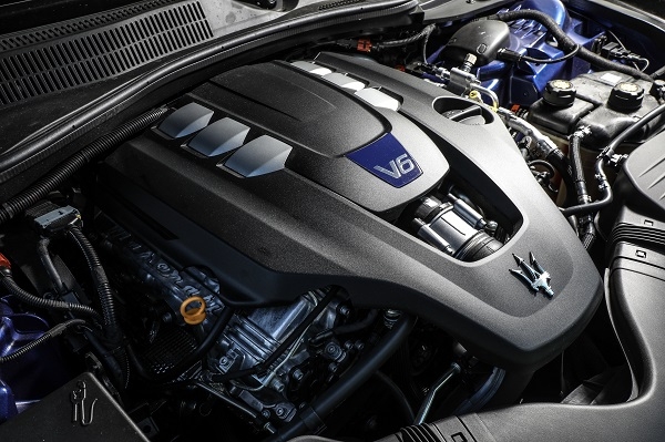 마세라티 기블리 S Q4의 V6 트윈 터보 엔진.