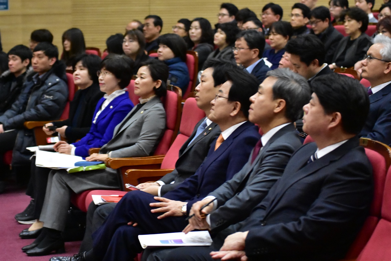 25일 국회의원회관 대회의실에서 열린 ‘지방분권과 국가균형발전을 위한 특례시 지정 세미나’모습