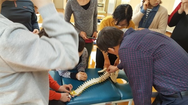 대체의학 관련 대학원 자연치유학과에서 카이로프락틱, 척추교정술을 실습하는 장면.