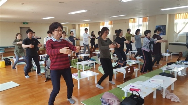 자연치유 관련 학교에서 기공수련 중 참장공 수행법을 지도하는 장면. 하체단련 및 하단전 에너지 축기에 큰 도움이 되는 수련동작이다.