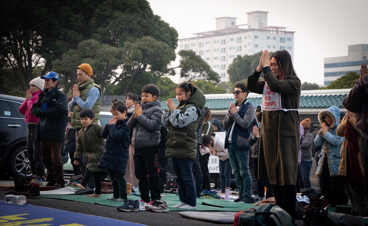 간절한 마음 담아 기도 올리는 사람들 2월 25일. 제주도청으로 100여 명의 사람들이 모였다. 온 몸으로 기도하기 위해서다. 제2공항 사업 추진을 중단하는 마음으로 간절하게 기도를 올리고 있다. 사진은 단식 40일 째를 맞고 있는 엄문희 씨와 아이들, 그리고 시민들의 모습.