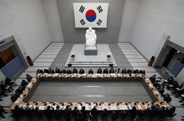문재인 대통령이 26일 오전 서울 용산구 백범 기념관에서 열린 국무회의를 주재하고 있다. 