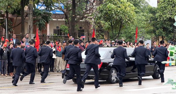 북미정상회담을 하루 앞둔 26일 김정은 북한 국무위원장이 중국과 접경지역인 베트남 랑선성 동당역에 도착, 하노이로 출발하는 전용차를 경호원들이 V자 경호하고 있다. 