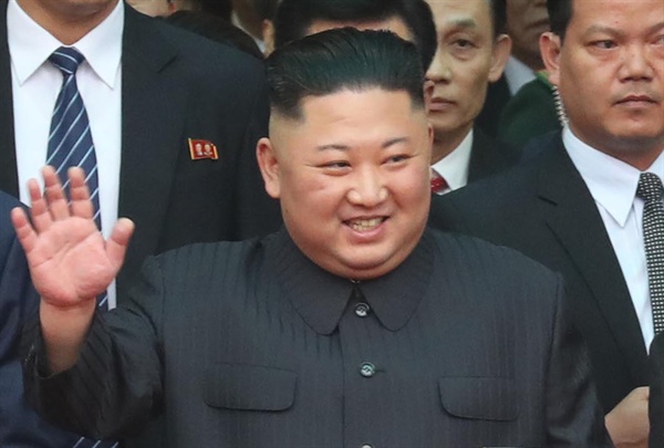  북미정상회담을 하루 앞둔 26일 김정은 북한 국무위원장이 중국과 접경지역인 베트남 랑선성 동당역에 도착해 현지 환영단에게 손 흔들고 있다. 