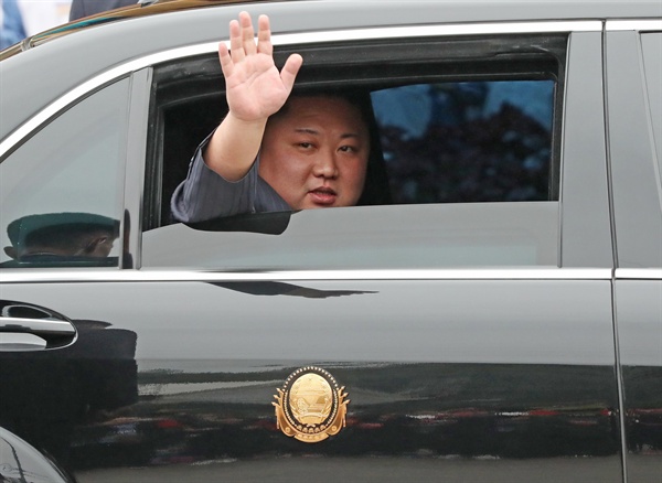 북미정상회담을 하루 앞둔 26일 김정은 북한 국무위원장이 중국과 접경지역인 베트남 랑선성 동당역에 도착해 현지 환영단에게 손 흔들고 있다. 