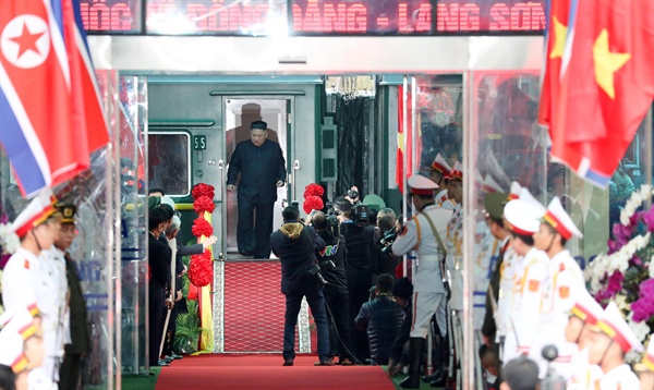 북미정상회담을 하루 앞둔 26일 김정은 북한 국무위원장이 중국과 접경지역인 베트남 랑선성 동당역에 도착해 특별열차에서 내리고 있다. 