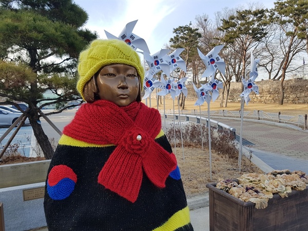 홍성군 관계자는 "그동안 시민들이 자발적으로 소녀상의 옷을 제작한 것으로 알고 있다"면서 이번에도 "3.1운동 100주년을 맞아 군민들의 제안으로 홍성군이 그 의미를 되새기고자 제작하게 되었다"고 말했다.