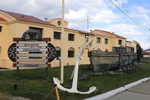 선박박물관 모습으로 우수아이아를 방문했던 선박들의 모습을 전시했을 뿐만 아니라 정치범 수용소 모습도 옛모습 그대로 재현해 전시하고 있다.  이곳은 과거 과거 정치범수용소였다. 