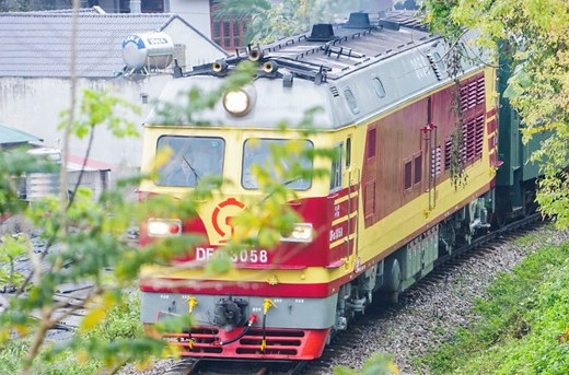 26일 베트남에 도착한 김정은 북한 국무위원장이 탄 전용열차를 끈 중국철도총공사의 디젤기관차