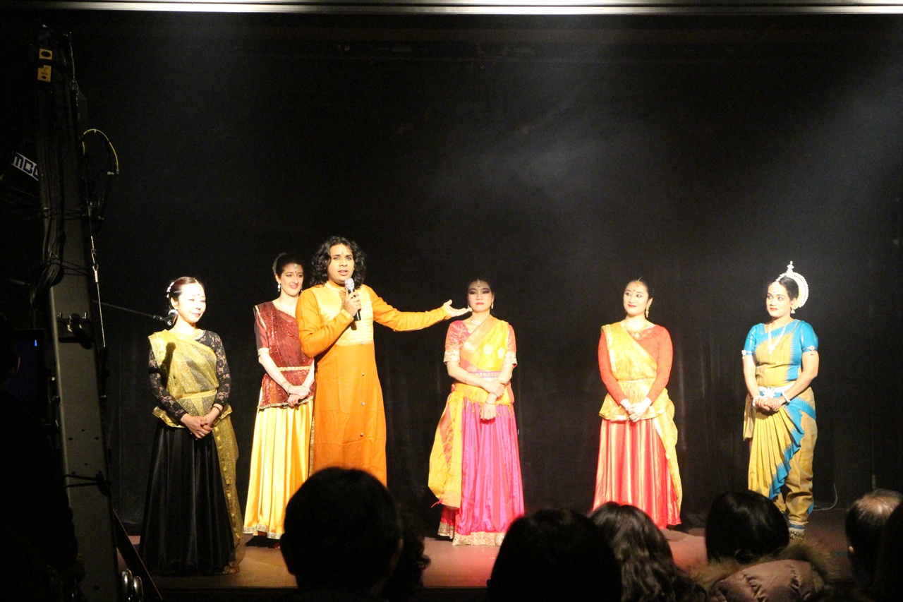 인도 춤 오디시와 까닥 공연에 참여했던 출연진들이 모습
