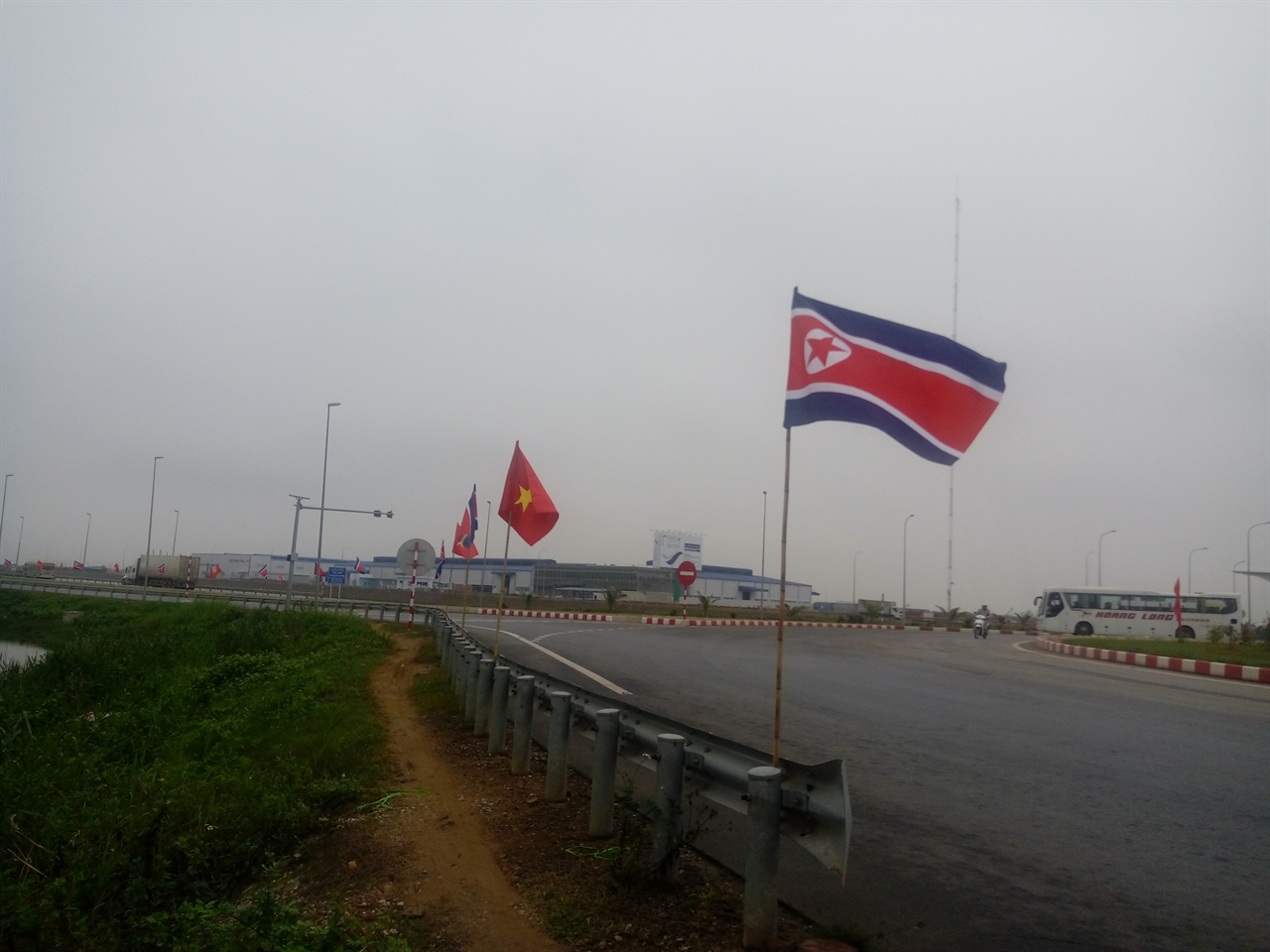 빈패스트 공장으로 가는 진입로에 북한 국기인 인공기가 걸려 있다.