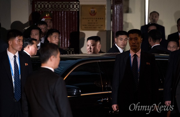 김정은 북한 국무위원장이 북미정상회담을 하루 앞두고 26일 오후 베트남 하노이 주 베트남 북한 대사관 방문을 마치고 차량에 탑승하고 있다. 