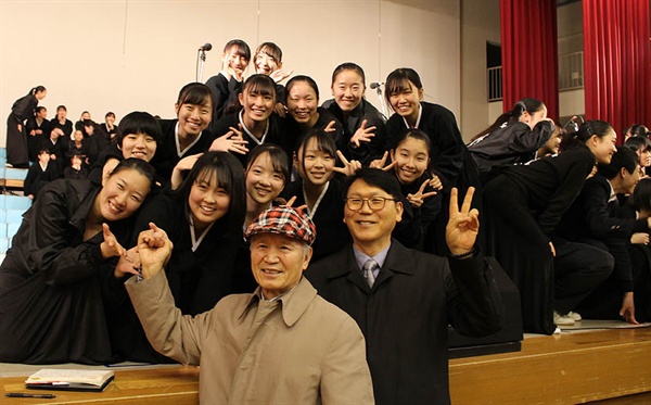 도쿄조선중고등학교를 방문한 해외동포들이 환영 노래공연이 끝난 학생들과 함께 사진을 찍고 있다.