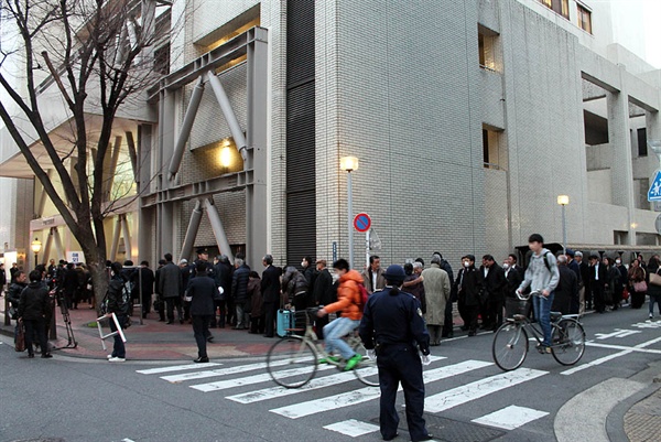 26일 3.1절 100주년 해외동포대회가 열린 도쿄 아카바네회관 앞에 긴 줄이 서있다.
