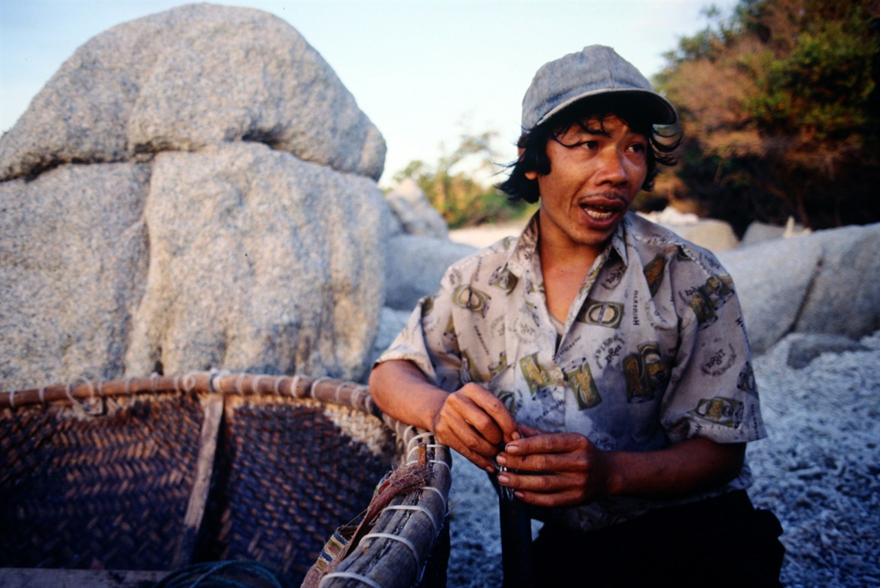 바구니배 어부 바구니배를 타고 조업하는 베트남 남동부 닌투언(Ninh Thuan)성 판랑 해변의 어부 우엔 탄씨