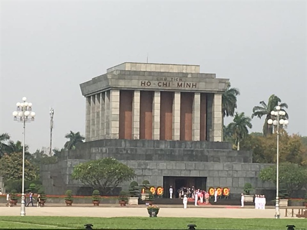호치민 박물관과 묘. 묘가 위치한 바딘 광장은 1945년 9월 2일 호치민이 독립을 선언하고 베트남 민주공화국을 수립한 장소다. 올해는 호치민 사망 50주년이 되는 해다. 