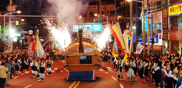  지난해 제 52회 거북선축제 '통제영길놀이' 장면