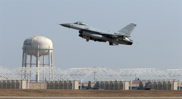 2014년 11월 20일 군산미군공군기지에서 촬영된 KF-16C 전투기. 사고 기종은 2명의 조종사가 탑승하는 KF-16D형이다. 2019.2.27 [연합뉴스 자료사진]