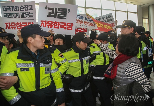 민주노총, 4.16시민연대 자유한국당 기습 시위에 삿대질하는 자유한국당 지지자  민주노총과 4.16시민연대, 시민단체 회원, 학생들이 27일 오후 경기도 일산 킨텍스에서 열린 자유한국당 당 대표 및 최고위원 선출을 위한 전당대회 행사장 앞에서 자유한국당 해체를 요구하며 기습 시위를 벌이자, 자유한국당 지지자가 "빨갱이는 물러가라"며 삿대질을 하고 있다.