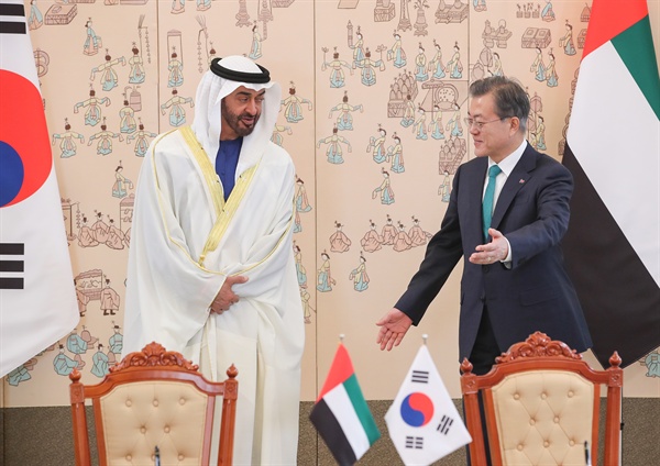 문재인 대통령과 아립에미리트(UAE) 모하메드 빈 자이드 알-나흐얀 왕세제 겸 통합군 부총사령관이 27일 청와대에서 열린 협정 및 MOU 서명식을 마친 뒤 이동하고 있다. 