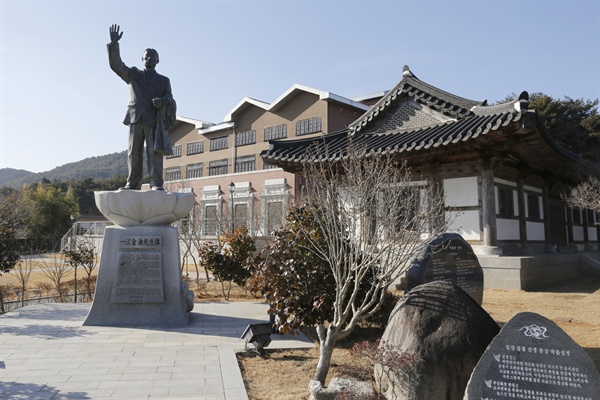 일강 김철 선생의 동상. 자신의 태 자리인 함평 구봉마을에서 오른 손을 들어 방문객을 반갑게 맞고 있다.