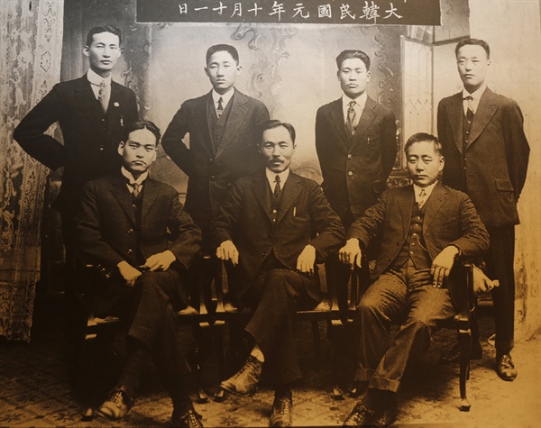 1919년 임시정부를 수립하고 초기 정부활동을 지휘한 국무원들과 함께 한 김철 선생(뒷줄 맨왼쪽). 앞줄에는 신익희, 안창호, 현순 선생이 앉아 있다. 김철선생 기념관에 전시돼 있는 사진이다.