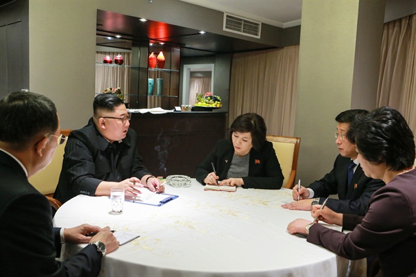 김정은 북한 국무위원장이 26일 베트남 하노이에 도착해 실무대표단의 보고를 받았다고 노동신문이 27일 보도했다.