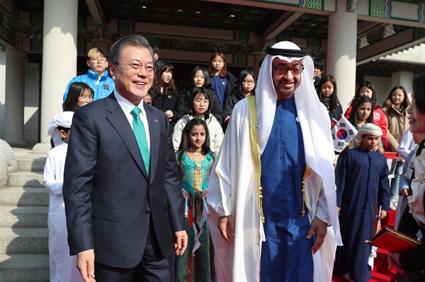 문재인 대통령이 27일 오전 청와대에서 공식 방문 중인 모하메드 빈 자이드 알-나흐얀 아랍에미리트(UAE) 왕세제 겸 통합군 부총사령관과 공식환영식장으로 이동하고 있다. 