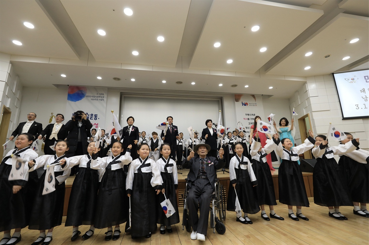 3.1운동과 임시정부 수립 100주년을 맞아 나라에 헌신한 순국선열과 애국지사를 기리는 기념식이 26일 은평구청 은평홀에서 열렸다. 