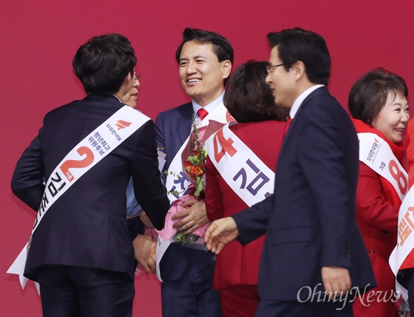 '낙선 2인방' 김진태-김준교 후보 27일 경기도 고양 킨텍스에서 열린 자유한국당 제3차 전당대회에서 낙선한 김진태 당대표 후보가 함께 낙선한 김준교 청년최고위원 후보와 서로 인사하고 있다. 황교안 신임 당대표(오른쪽)가 이들 앞을 지나고 있다.  