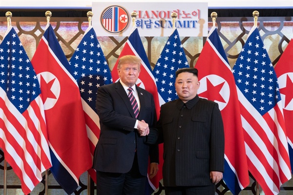 트럼프 미 대통령과 김정은 국무위원장이 2019년 2월 27일 오후 제2 북미정상회담장인 베트남 하노이 메트로폴 호텔에서 만찬에 앞서 만나고 있다.