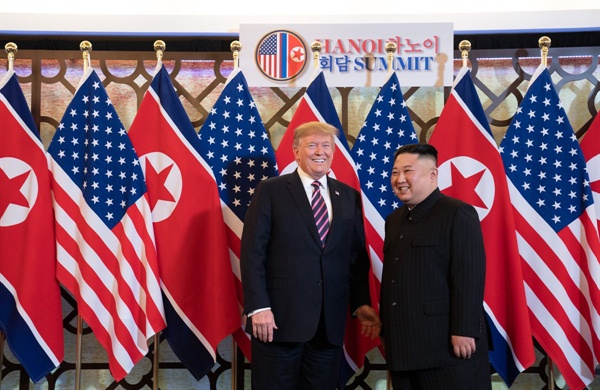 트럼프 미 대통령과 김정은 국무위원장이 27일 오후 제2 북미정상회담장인 베트남 하노이 메트로폴 호텔에서 만찬에 앞서 만나고 있다.