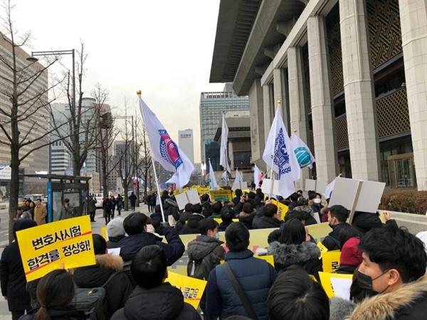  지난달 18일 청와대 앞 광장에서 법학전문대학원 학생협의회 주최 '로스쿨 교육 및 변호사시험 합격률 정상화'를 위한 총궐기대회가 열렸다. 로스쿨 학생들과 현직변호사들은 "변호사시험 합격률이 44%대로 추락하면서 로스쿨이 고시학원이 되었다"며 그 정상화를 촉구하였다. 사진은 당시의 행진 장면. 