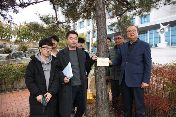 경남과학기술대학교 산림자원학과는 진주법원과 검찰청 정원수에 이름표 150개를 달았다.