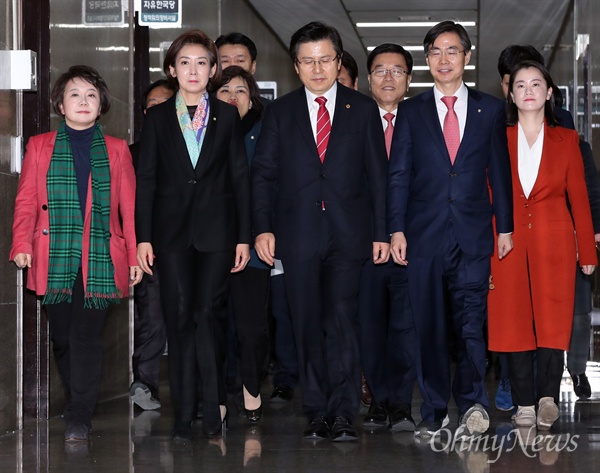 당대표 회의실로 향하는 황교안 자유한국당 황교안 신임 대표가 나경원 원내대표,  전날 선출된 최고위원들과 함께 28일 오전 국회에서 최고위원회의를 열기 위해 들어서고 있다.  